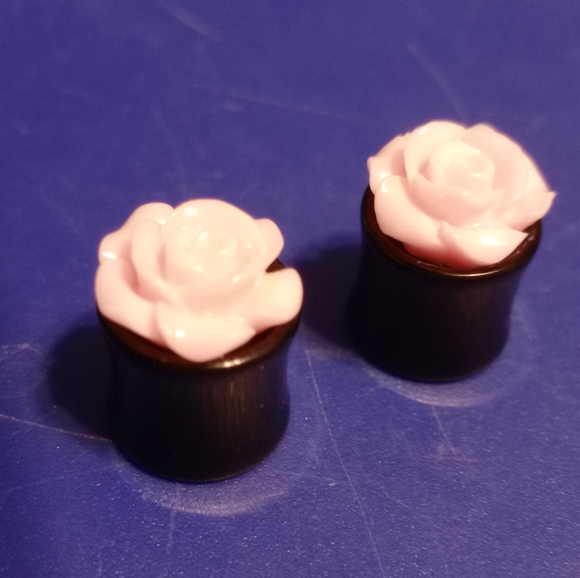 BEAUTIFUL PINK ROSE AND BLACK ACRYLIC PLUGS 11MM (7/16IN) - Picture 2 of 4
